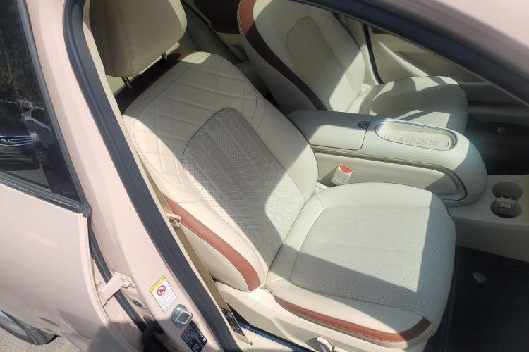 Used ORA Good Cat 2024 401 km Range Luxury Version 135 kW Right Front Seat