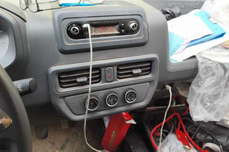 Used Wuling Yangguang 2024 300KM Comfort Version Passenger Van 75kW Audio And AC Panel