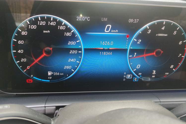 Used Mercedes-Benz GLE 2020 GLE 350 4MATIC Fashion Model Odometer Close Up