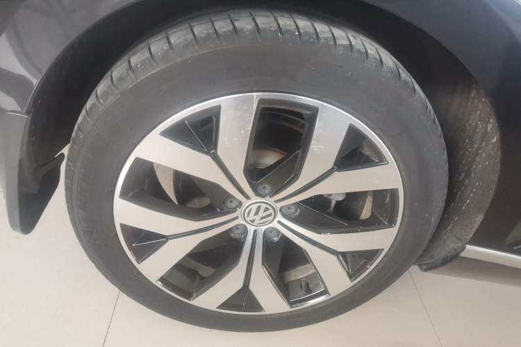 Used Volkswagen Magotan 2019 330TSI DSG Luxury Version China VI Standard Right Rear Wheel Hub