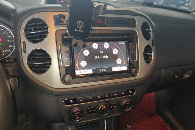 Used Volkswagen Tiguan 2015 1.8TSI Automatic Two-Wheel Drive Luxury Model Audio And AC Panel