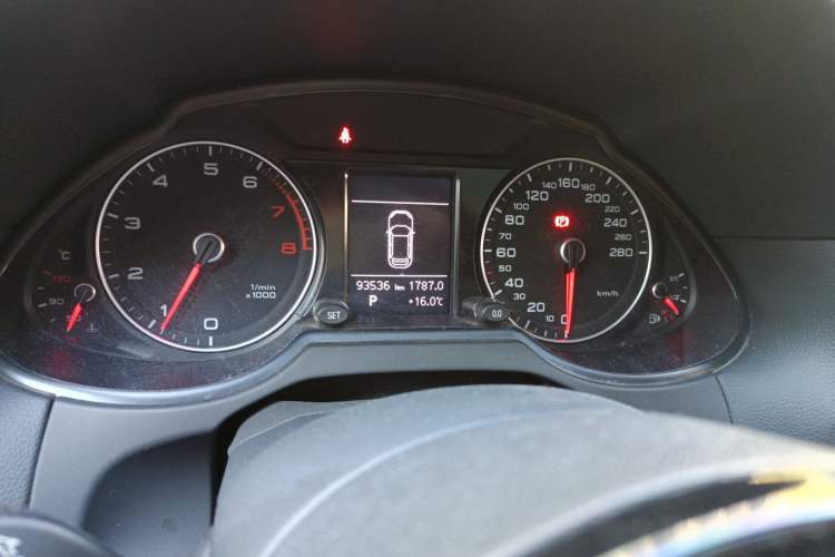 Used Audi Q5 2017 Plus 40 TFSI Technology Model Odometer Close Up