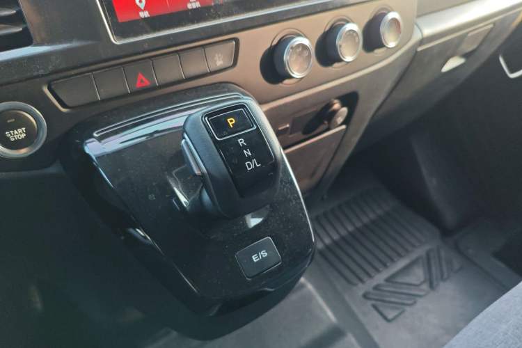 Used JMC Fushun 2023 2.0T Automatic Short-Wheelbase Mid-to-High Roof Commercial & Multi-Purpose Passenger Vehicle 6 Seats