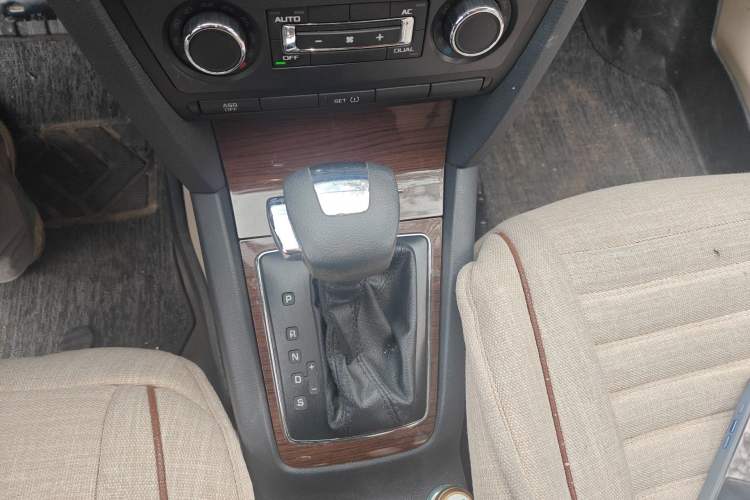 Used Skoda Octavia 2012 1.6L Automatic Yijun Edition Gear Lever