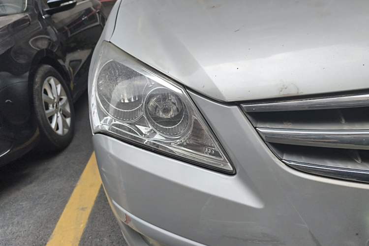 Used Hyundai Celesta 2010 1.6L MT GL Right Front Headlight