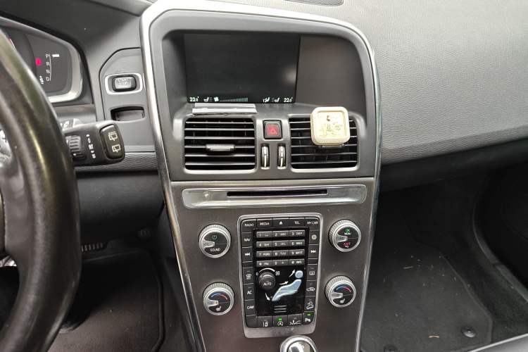 Used Volvo XC60 2015 T5 AWD Smart Drive Edition Audio And AC Panel