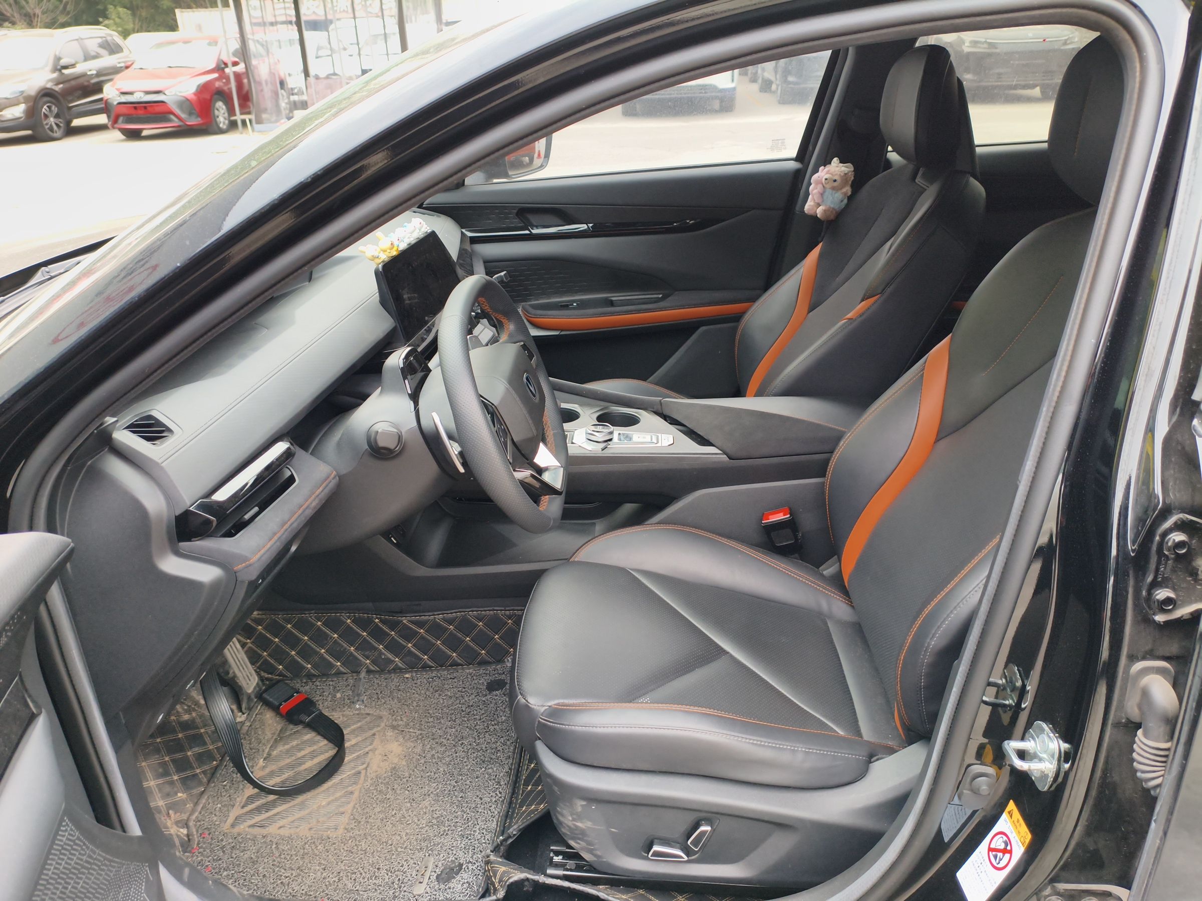 المقاعد الأمامية داخل السيارة