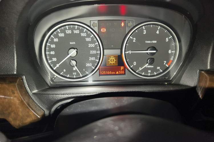 Used BMW 3 Series 2010 320i Sport Edition Odometer Close Up