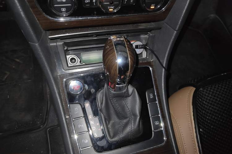 Used Volkswagen Passat 2014 1.8TSI DSG Ultimate Edition Gear Lever