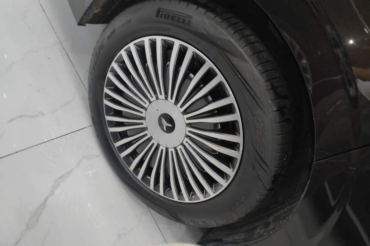 Used VOYAH Dream 2025 PHEV Four-Wheel-Drive Flagship Kunpeng Edition Right Rear Wheel Hub