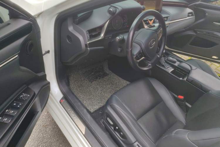 Used Lexus ES 2020 300h Premier Edition