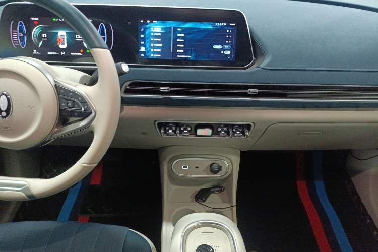 Used ORA Good Cat 2023 401 km Standard Range Luxury Version Ternary Lithium Audio And AC Panel