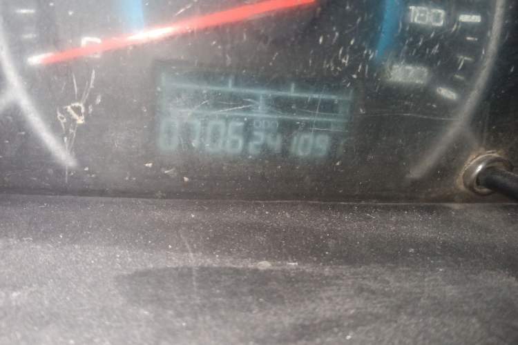 Used Wuling Hongguang 2015 1.5L S Basic Version China V Standard Odometer Close Up