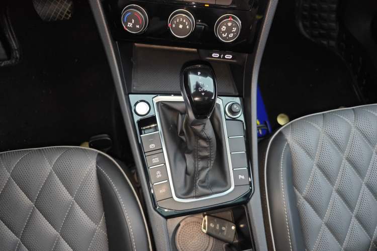 Used Volkswagen Sagitar 2023 300TSI DSG Excellence Edition Gear Lever