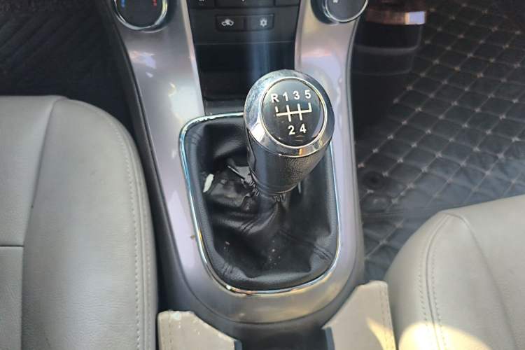 Used Chevrolet Cruze 2015 1.5L Classic SE MT Gear Lever