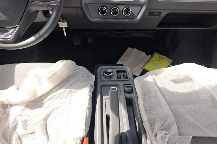 Used Wuling Yangguang 2024 300KM Comfort Version Passenger Van 75kW