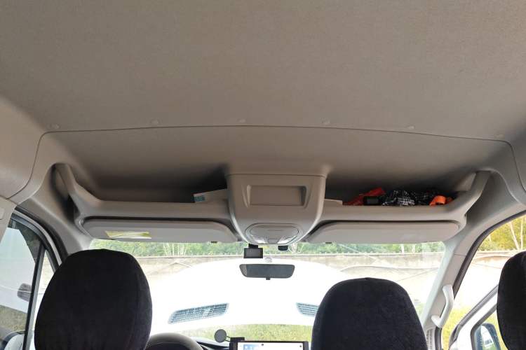 Used SAIC MAXUS Xintu V90 2024 ZhiJie 2.0T Automatic Front-Wheel-Drive Short Wheelbase Mid-Height Design with Single Rear Tire—5/6 Seater