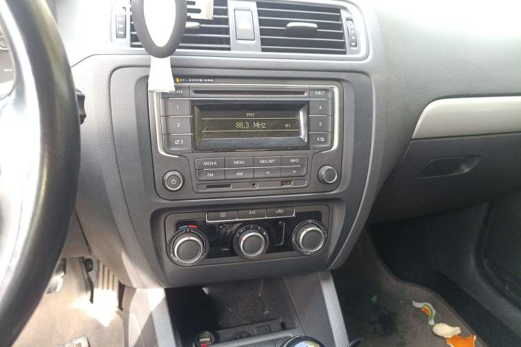 Used Volkswagen Sagitar 2014 Revised Version 1.6L Manual Comfort Edition Audio And AC Panel