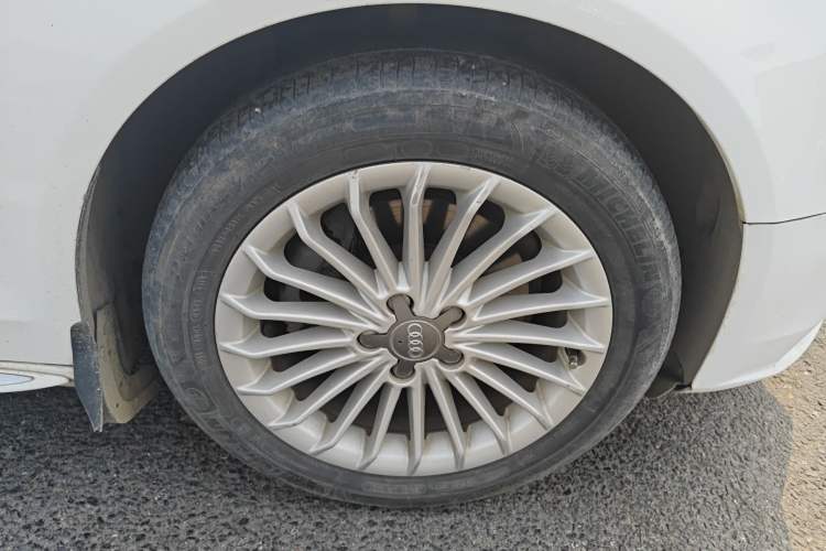 Used Audi A4L 2016 35 TFSI Collector's Edition Automatic Standard Model Right Front Wheel Hub