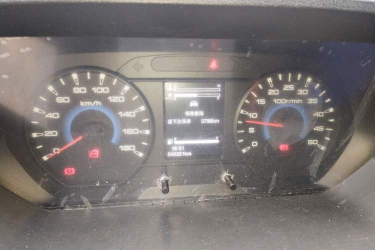 Used Iveco Daily 2023 2.8T V40 Van Long Wheelbase Mid-Roof Dual Tires Manual Doors 2-3 Seater
