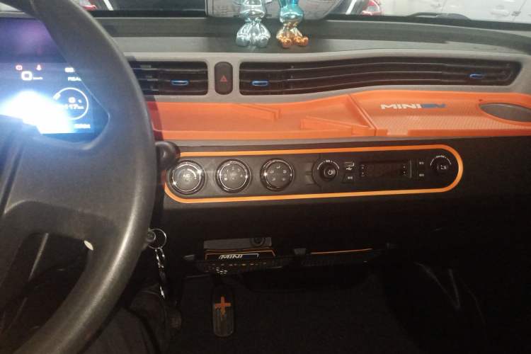 Used Wuling Hongguang MINIEV 2022 Easy Version Lithium Iron Phosphate Center Console