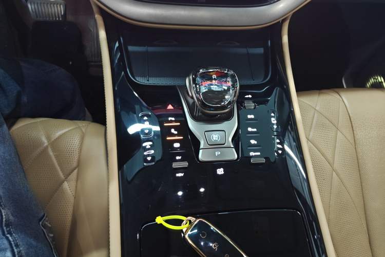 Used Denza D9 2022 DM-i 970 Four-Wheel Drive Prestige Model Gear Lever