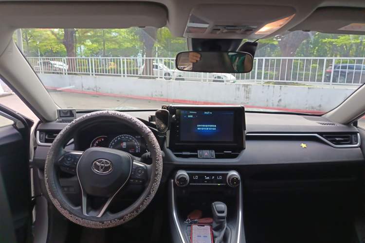 Used Toyota RAV4 2020 2.0L CVT Two-Wheel Drive Fashion Edition Center Console