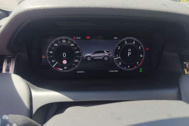 Used Land Rover Discovery Sport 2020 249 PS R-Dynamic Performance Tech Edition 5 Seats Instrument Cluster