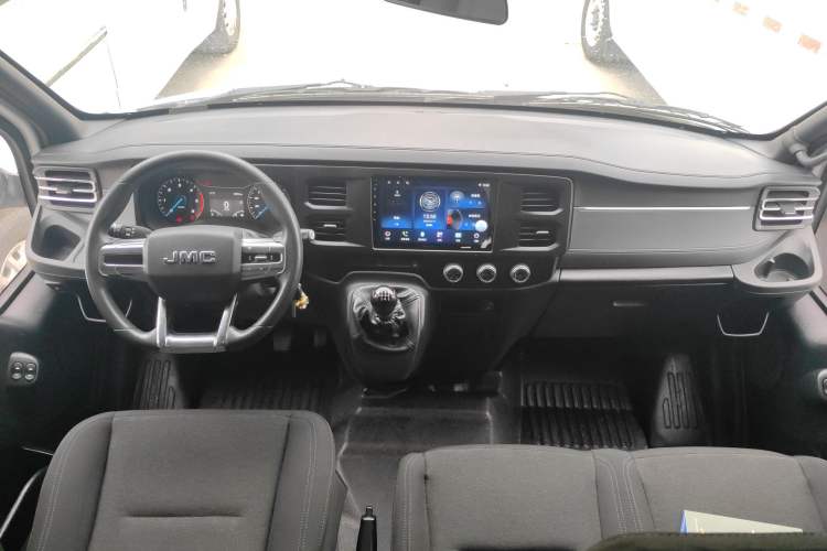 Used JMC Fushun 2022 2.0T Manual Multi-Function Passenger Vehicle Short Wheelbase Mid-Height Roof 6-Seater Center Console