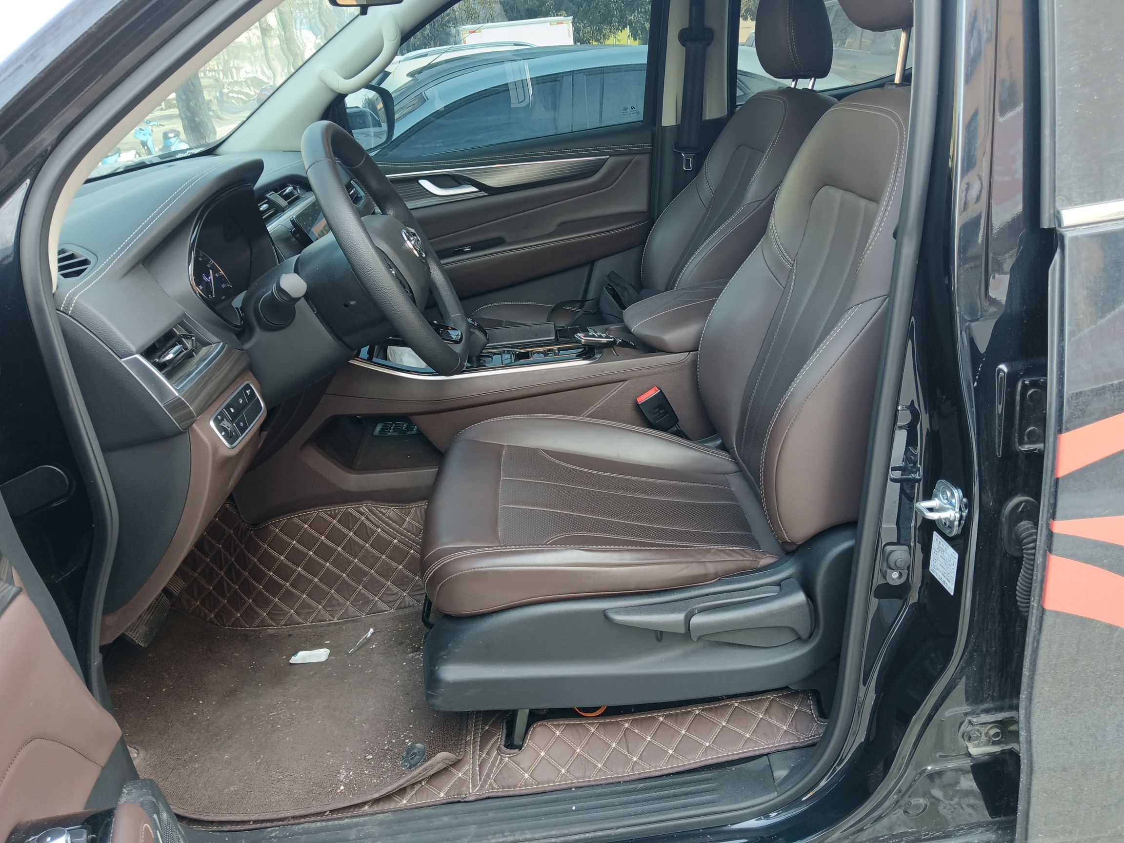 المقاعد الأمامية داخل السيارة