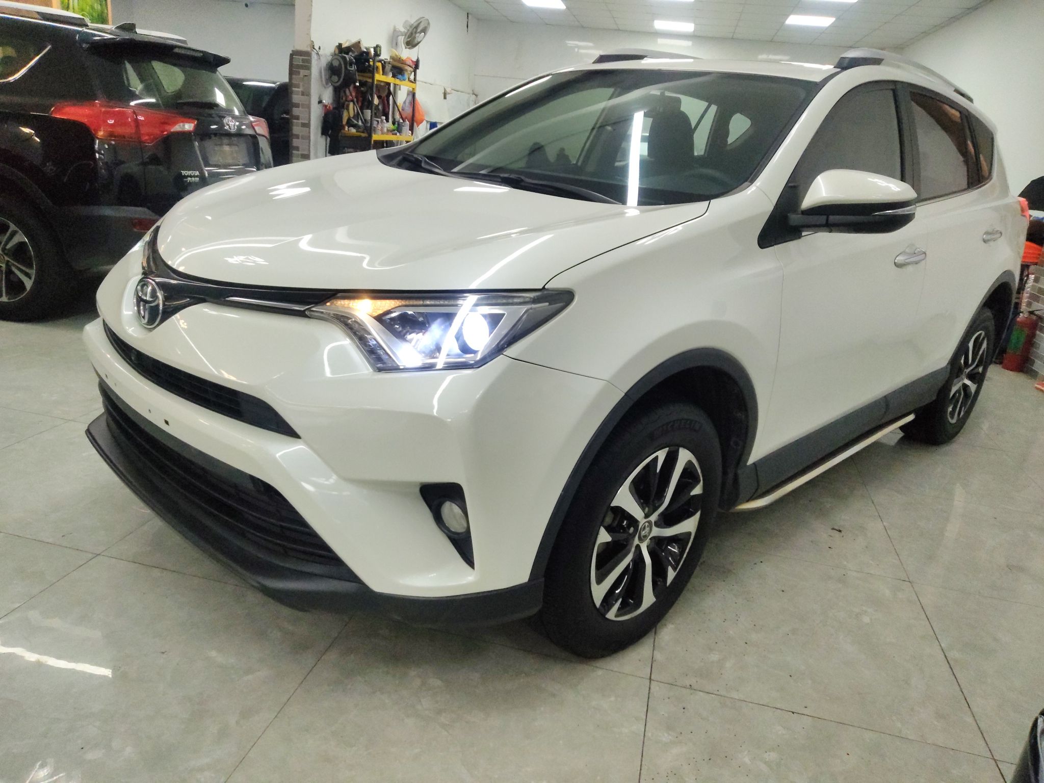 Под передней частью автомобиля