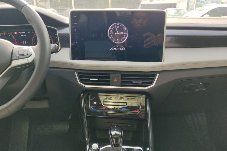 Used Volkswagen Tayron 2023 300TSI Two-Wheel-Drive Luxury Plus Advanced Edition Audio And AC Panel