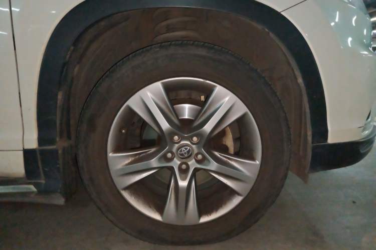 Used Toyota Highlander 2015 2.0T Four-Wheel Drive Luxury Edition 7-Seater Right Front Wheel Hub