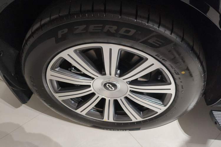 Used Hima AITO M8 2025 Model Pure Electric Max+ Six-Seat Four-Wheel-Drive Version