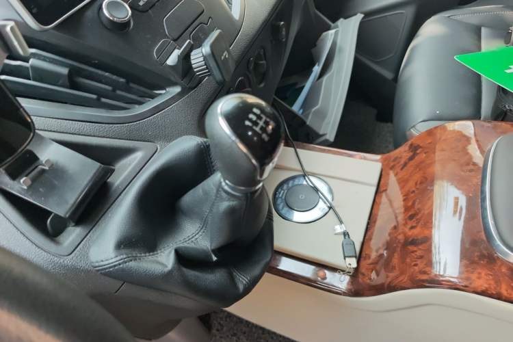 Used Ford Transit 2017 2.0T Diesel Multi-Purpose Commercial Vehicle Mid-Drive Mid-Roof China IV Standard
