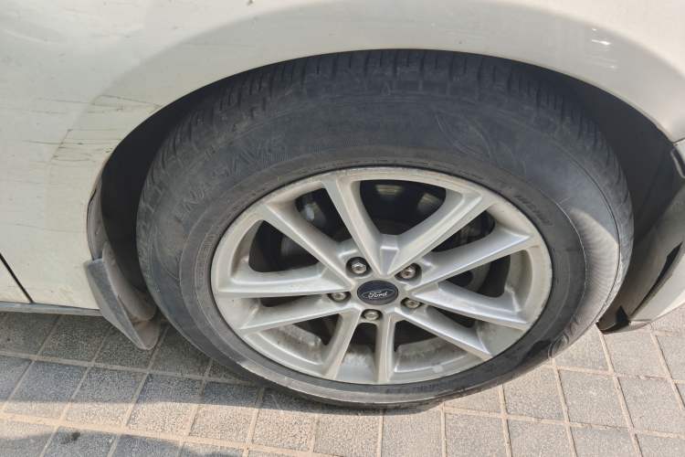 Used Ford Focus 2015 Hatchback EcoBoost 125 Automatic Supreme Style Edition Right Front Wheel Hub