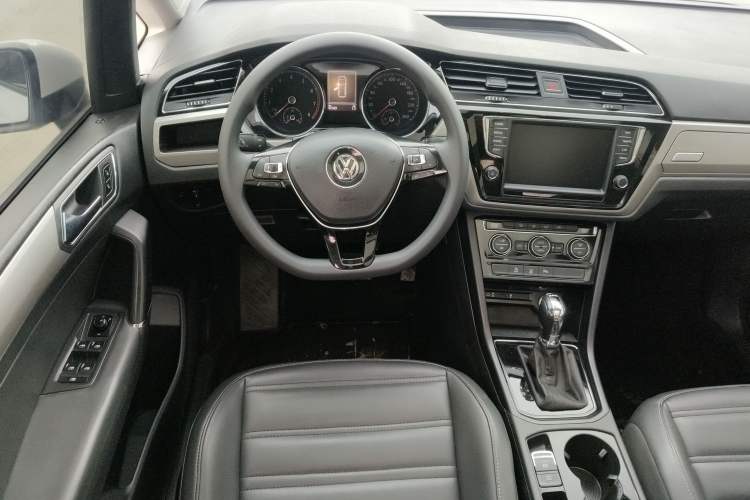 Used Volkswagen Touran 2016 Volkswagen Touran L 280TSI DSG Comfort Edition Steering Wheel