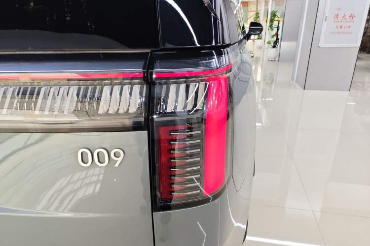 Used Zeekr 009 2024 Six-Seat Executive Version 4WD 108 kWh
