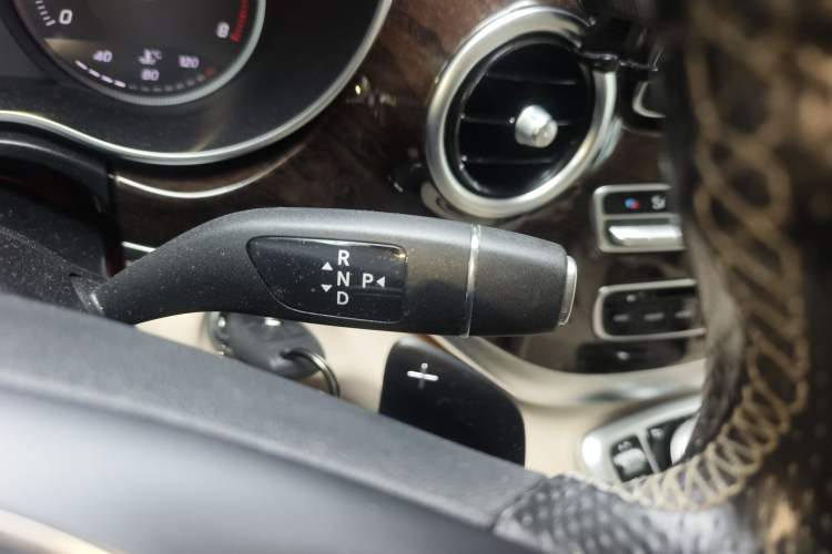 Used Mercedes-Benz V-Class 2016 V 260 L Prestige Extended Edition Gear Lever
