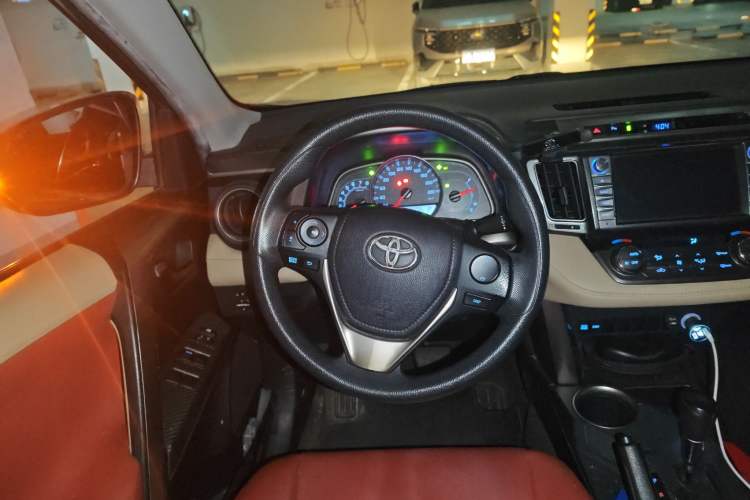 Used Toyota RAV4 2015 2.0L CVT Two-Wheel Drive Fashion Edition