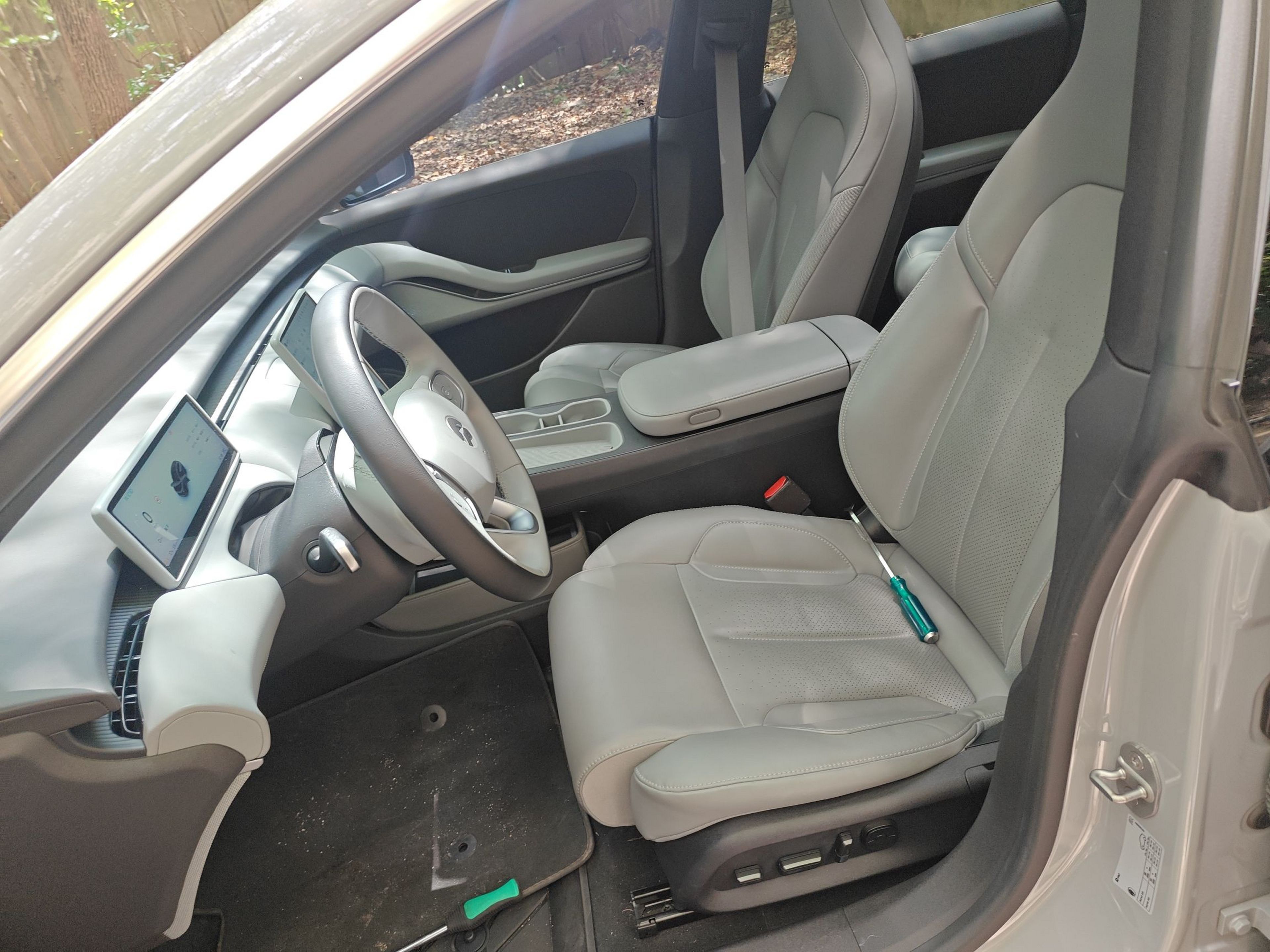 المقاعد الأمامية داخل السيارة