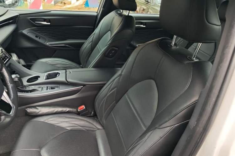 Used Toyota Avalon 2019 Dual-Engine 2.5L XLE Prestige Version China VI Standard
