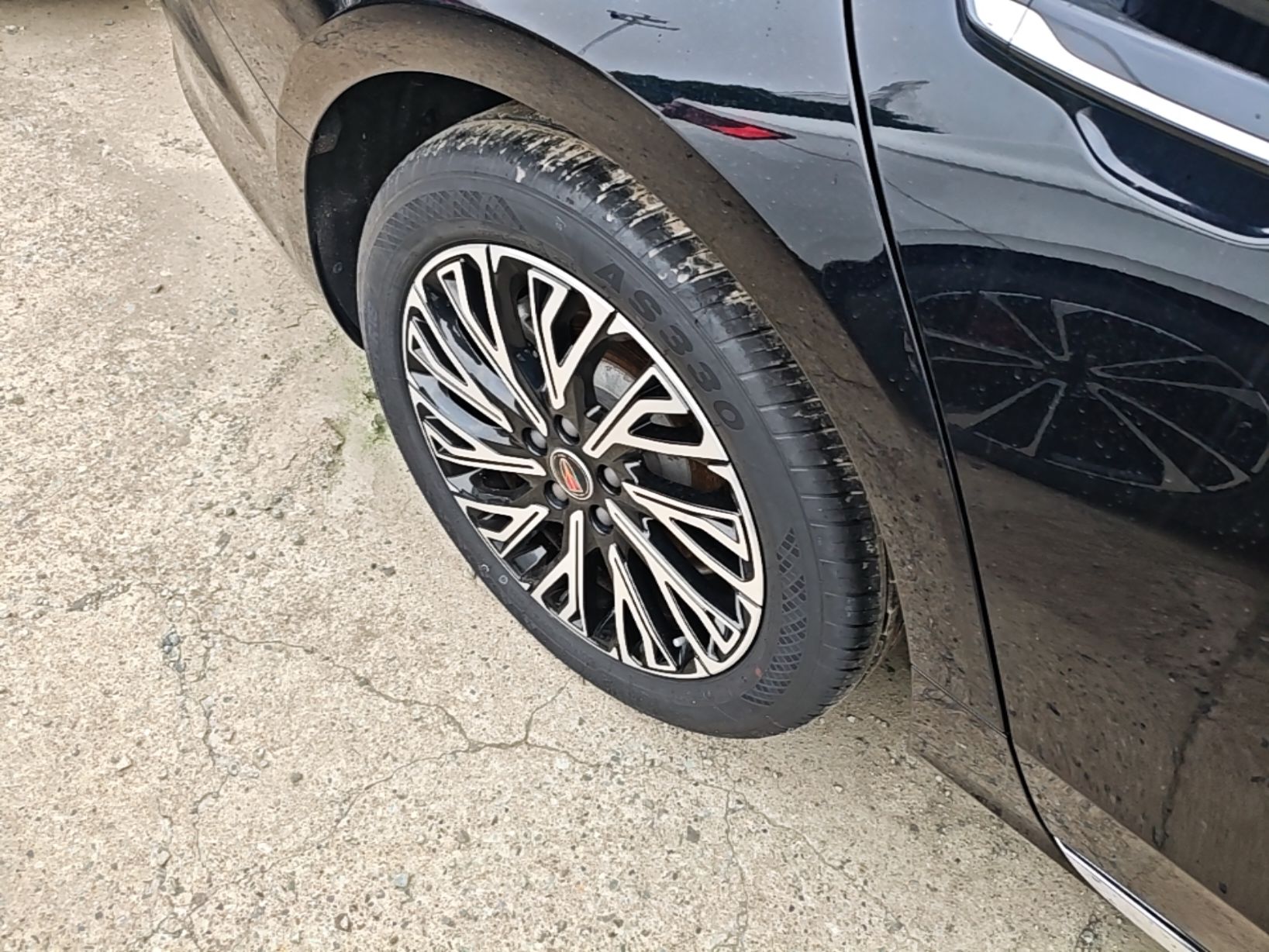 Hongqi H5 2025 2.0T Automatic Flag Edition – 500 000 Units Commemorative Version — снимка 11