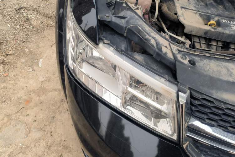 Used Dodge Journey 2013 2.4L Two-Wheel Drive Luxury Version Right Front Headlight