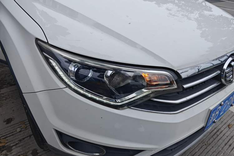 Used FAW Senya R7 2017 Smart Connected Version 1.6L Automatic Enjoyment Model Right Front Headlight