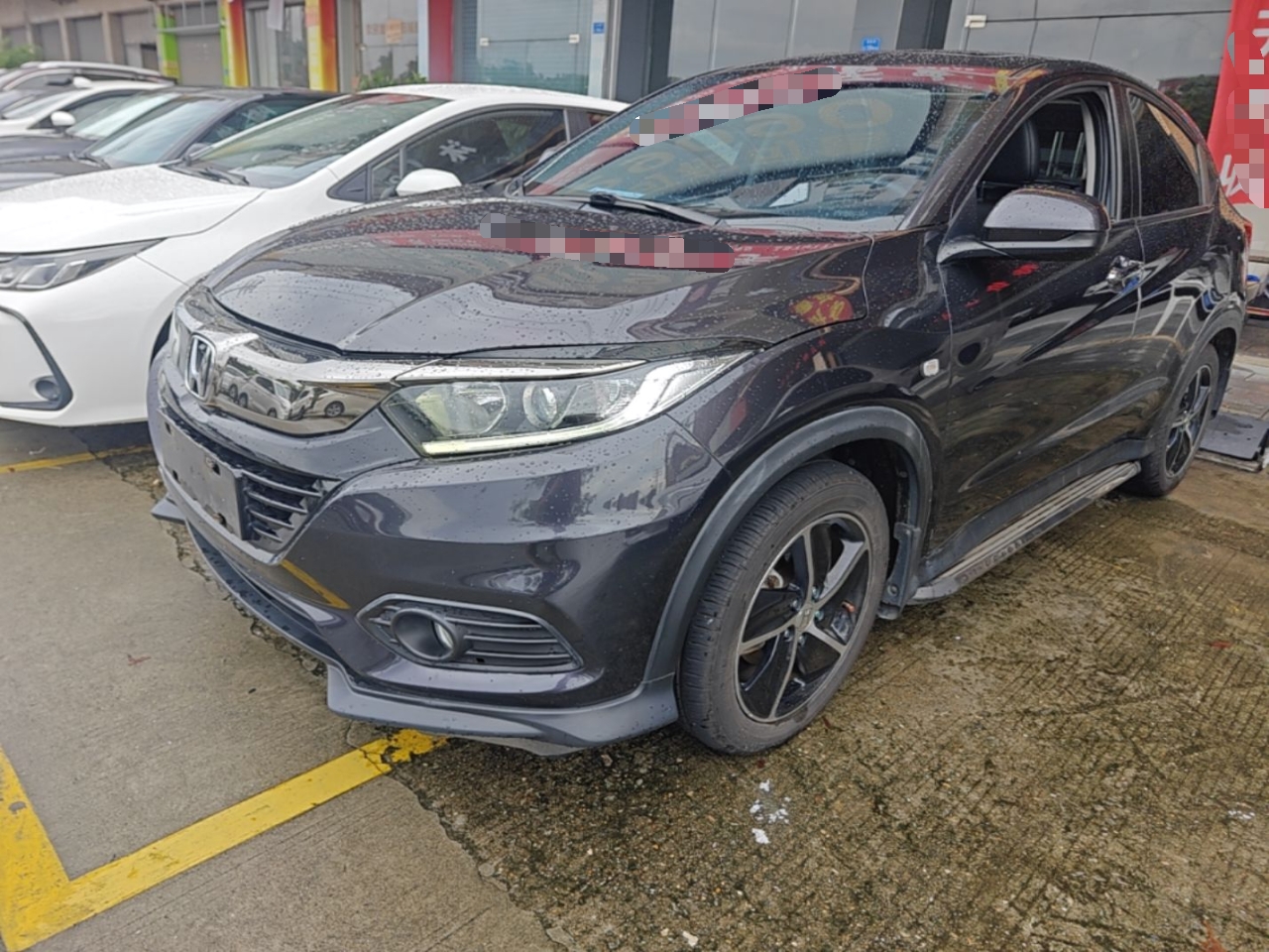 Под передней частью автомобиля