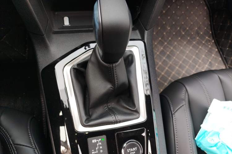 Used Peugeot 408 2022 1.6T Light-Chasing Edition Gear Lever