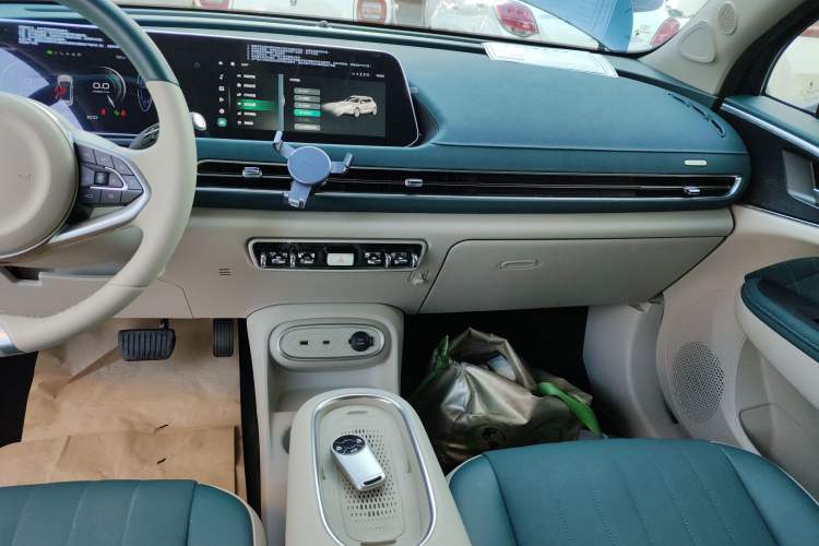 Used ORA Good Cat 2023 401 km Standard Range Luxury Version Lithium Iron Phosphate
