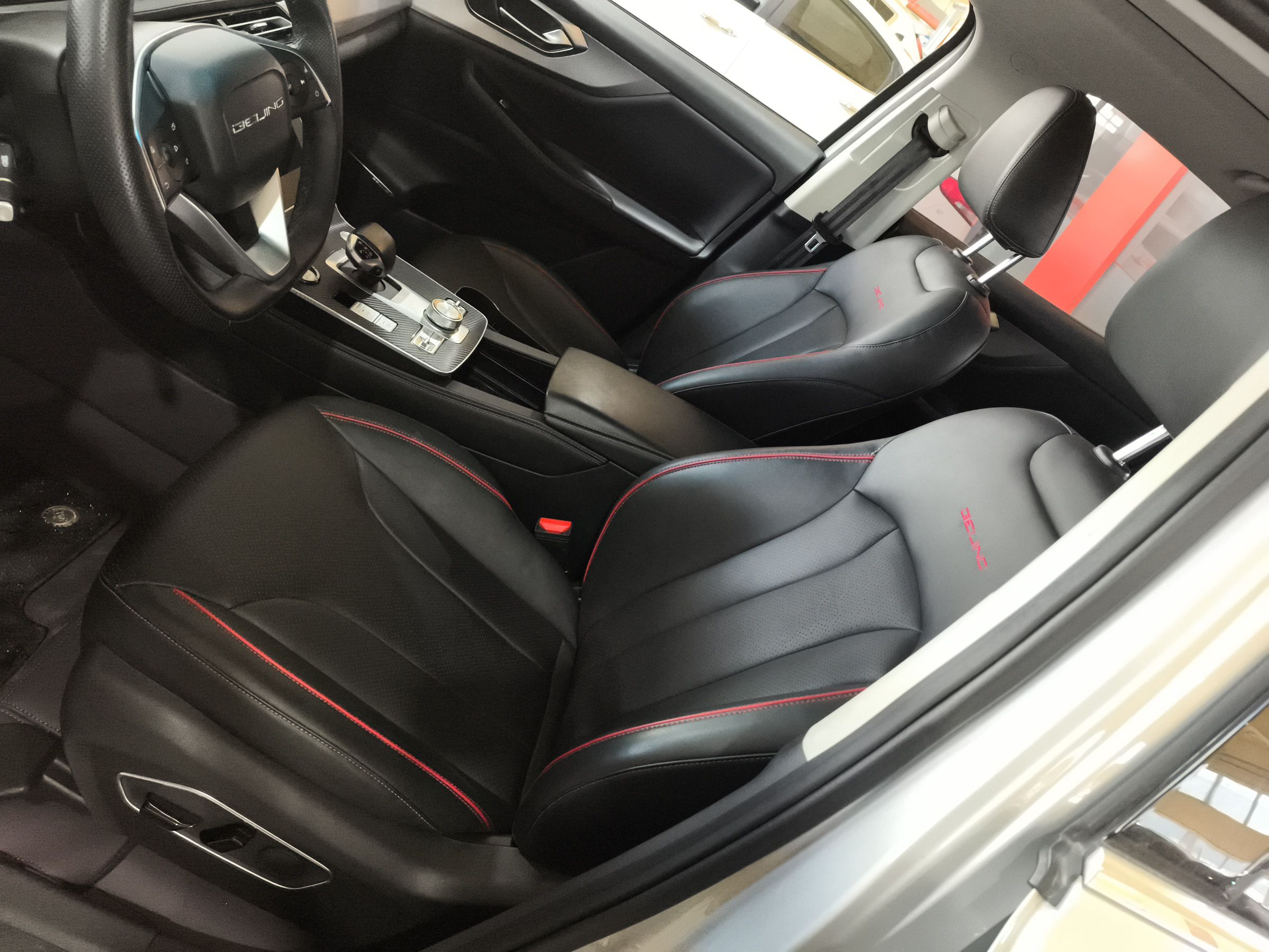 المقاعد الأمامية داخل السيارة