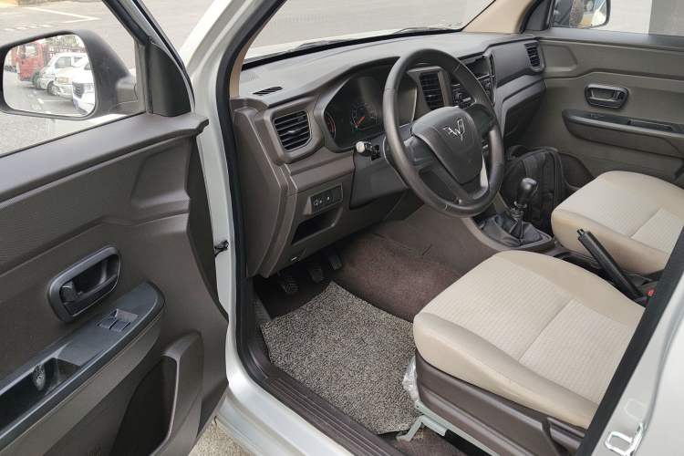 Used Wuling Hongguang V 2021 1.5L Jingqu Edition Enclosed-Window Vehicle LAR